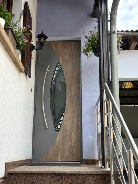 Pose d'une porte d'entrée aluminium bicolore