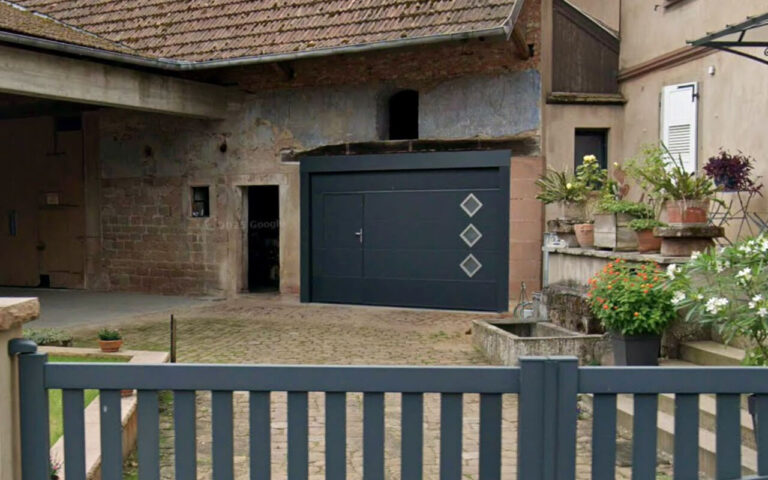 Pose d'une porte de garage avec porte intégrée et inserts vitrés
