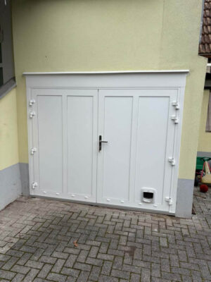 Remplacement d'une porte de garage en bois par une porte de garage en PVC : avant/après travaux