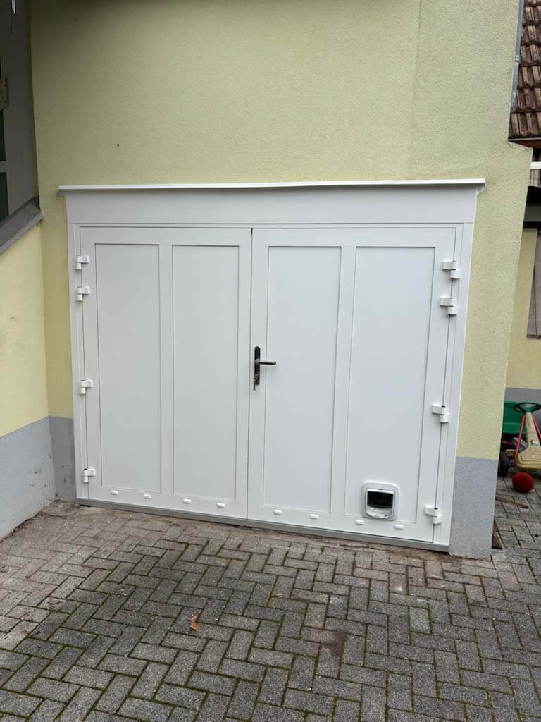 Remplacement d'une porte de garage en bois par une porte de garage en PVC : avant/après travaux