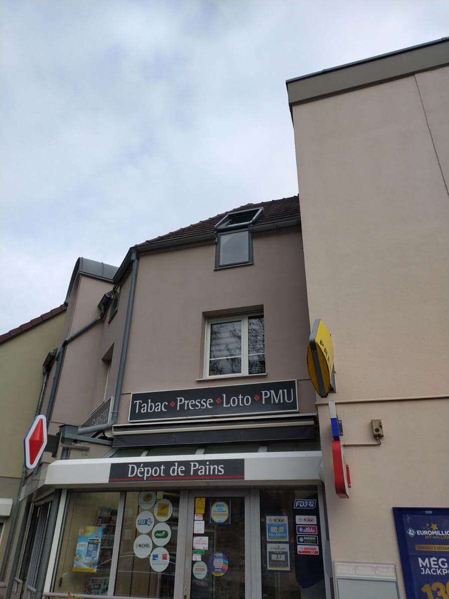 Pose d’une fenêtre de toit avec volet roulant et verrière d’angle verticale