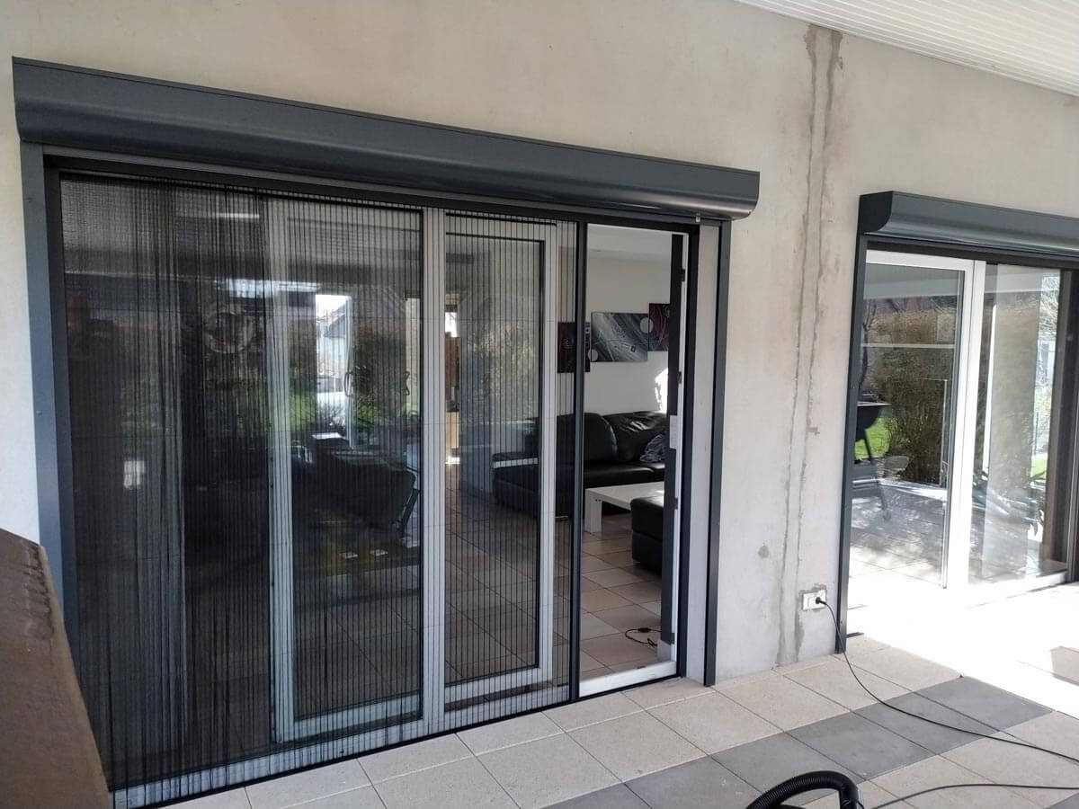 Installation de volets roulants solaires et moustiquaires