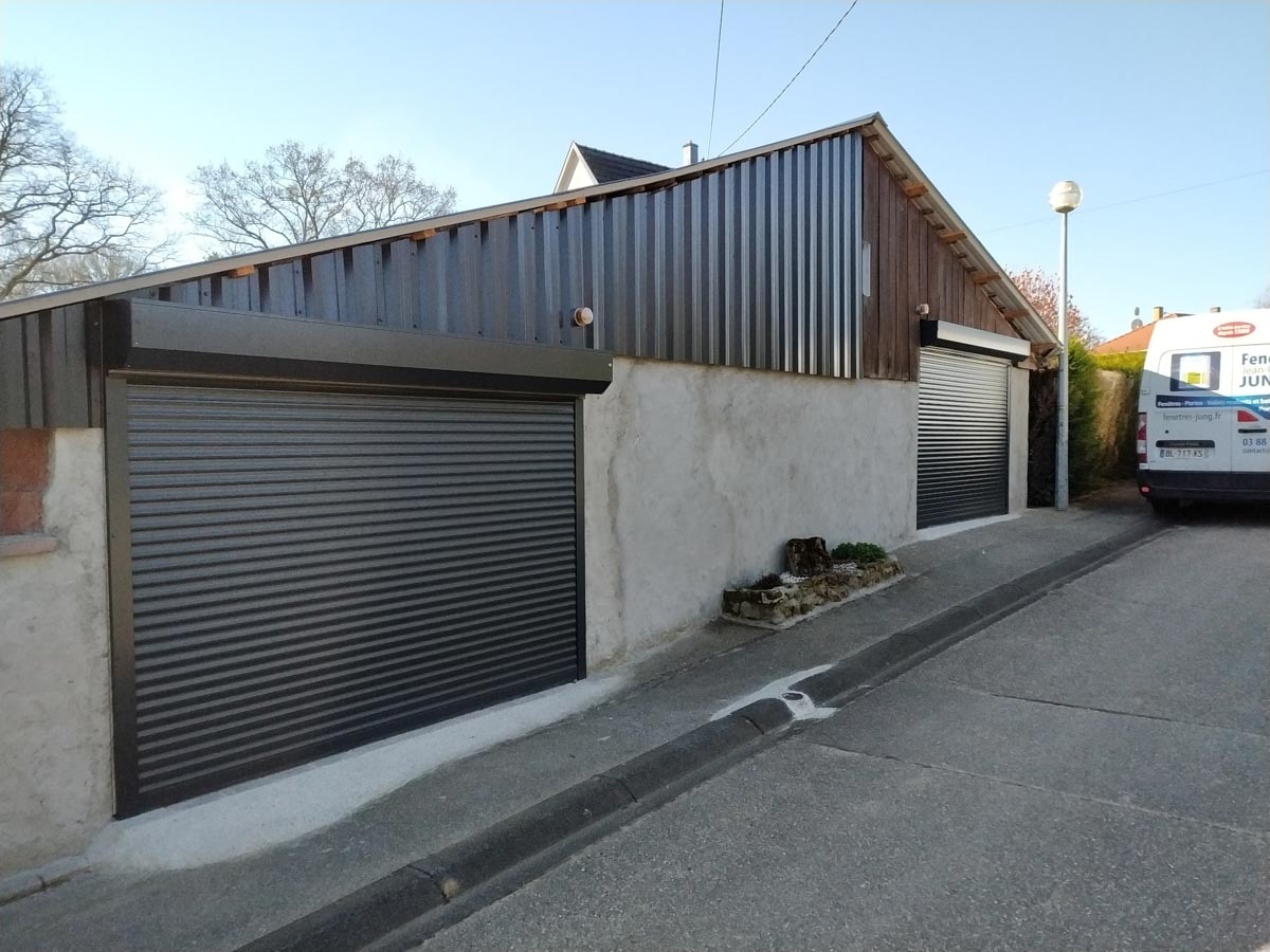 Pose de deux portes de garage enroulables électriques