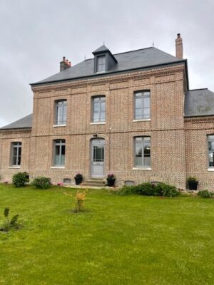 Remplacement de fenêtres et d'une porte d'entrée en bois sur mesure en Normandie