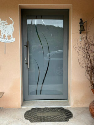 Pose d'une porte d'entrée avec vitrage décoratif