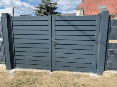Pose d'un portail moderne à lames horizontales
