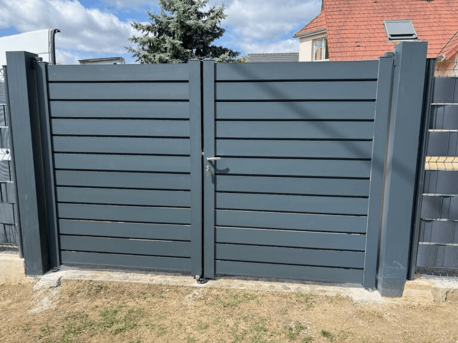 Pose d'un portail moderne à lames horizontales