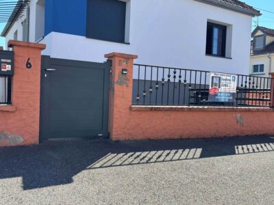 Pose d'un portail motorisé et portillon aluminium sur mesure