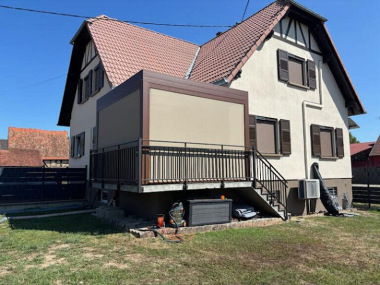 Pose d'un carport avec stores verticaux motorisés