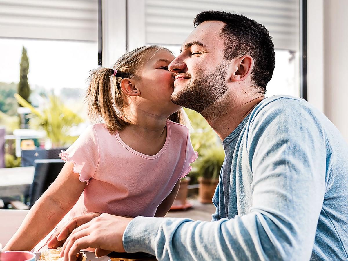 Père et fille dans une cuisine lumineuse équipée de volets roulants LAKAL