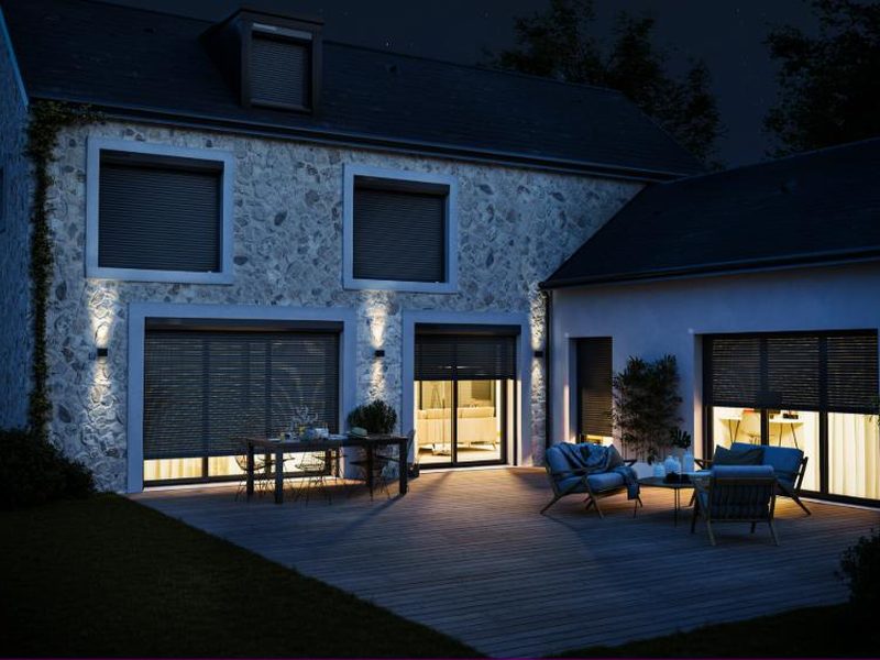 Maison en pierre rénovée équipée de volets roulants rénovation LAKAL, vue de nuit