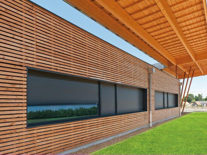 Façade en bardage bois équipée de volets roulants traditionnels LAKAL