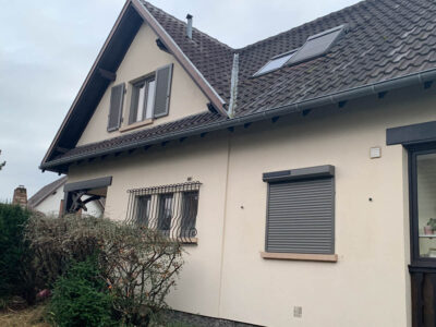 Maison individuelle équipée de volets roulants gris anthracite